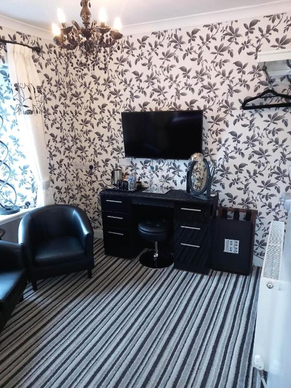 Double Room with Four Poster Bed image 3
