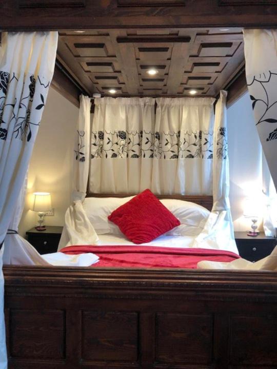 Double Room with Four Poster Bed image 1