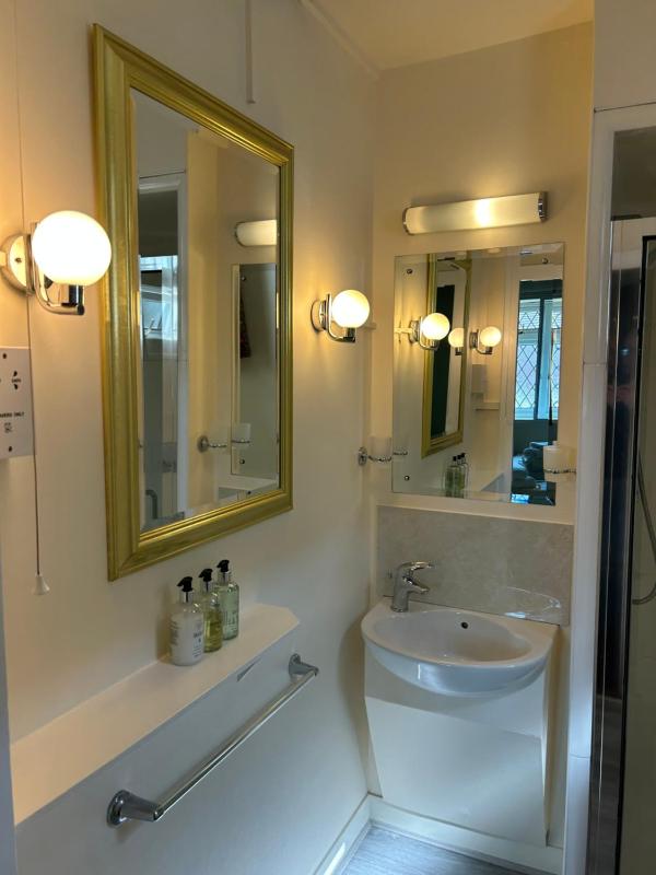 Superior Twin Room image 4