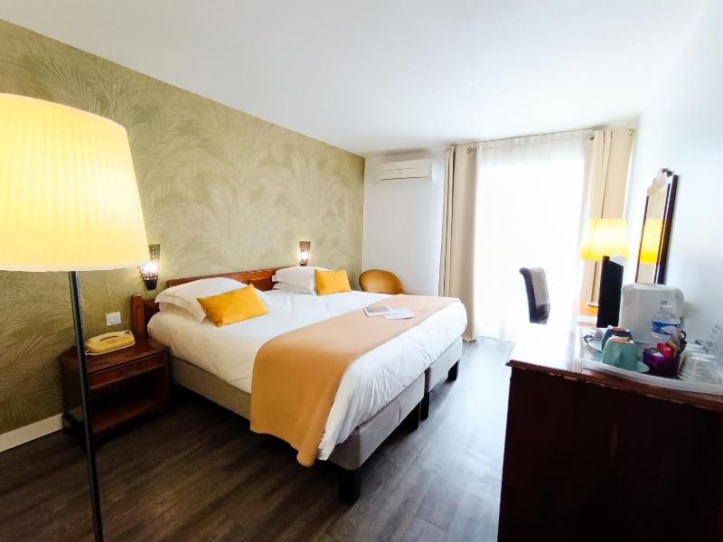Double Room with Balcony image 1