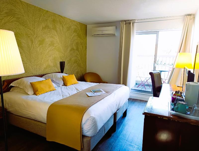 Double Room with Balcony image 2