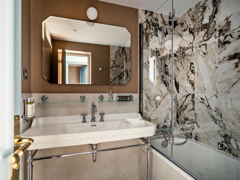 Renovated -  Superior Triple Room image 2