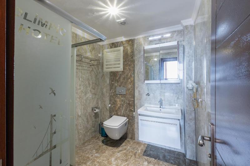 Superior Triple Room with Sea View image 3