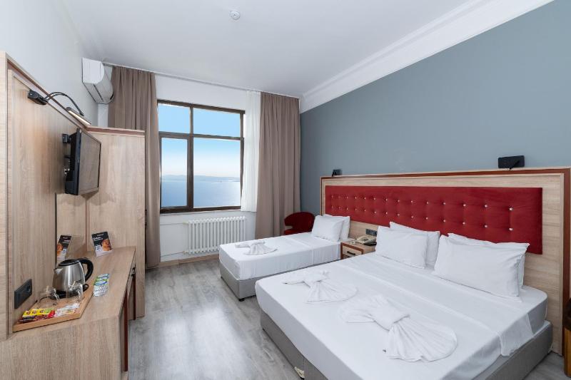 Superior Triple Room with Sea View image 4
