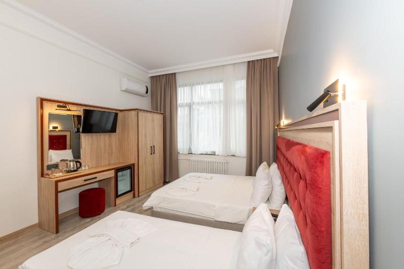 Superior Triple Room with Sea View image 2