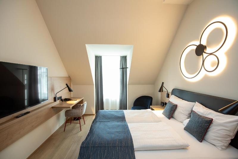 Double Room image 3