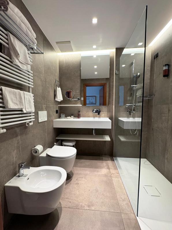 Twin Room with Lake View image 4