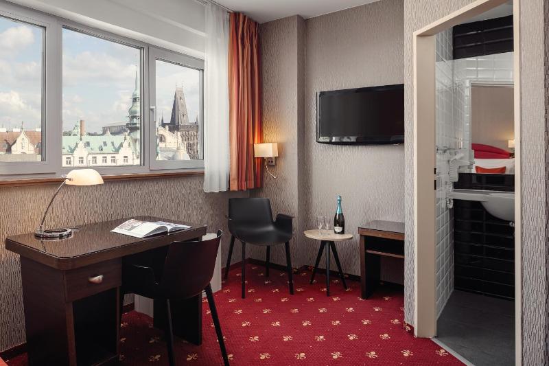 Double or Twin Room image 3