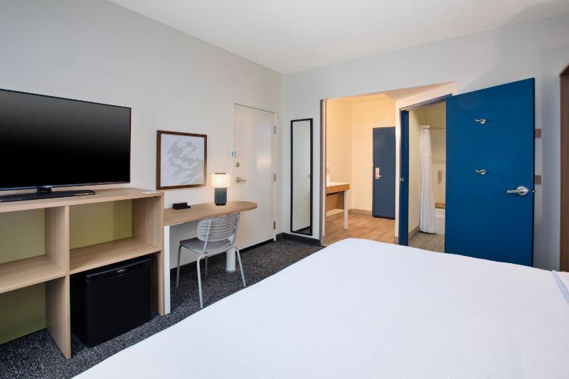 King Room with Mobility Accessible Tub image 3