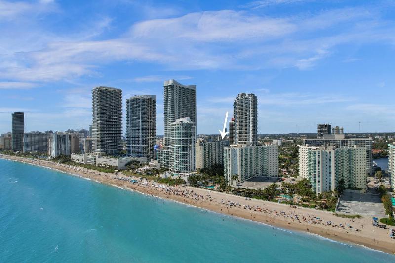Luxury Beachfront Apartments 4001 S Ocean Dr - image 2