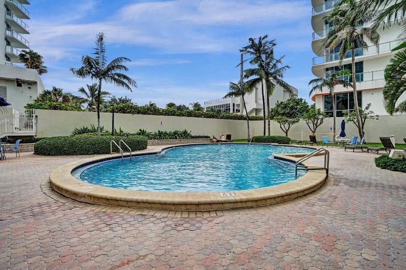 Luxury Beachfront Apartments 4001 S Ocean Dr - image 16