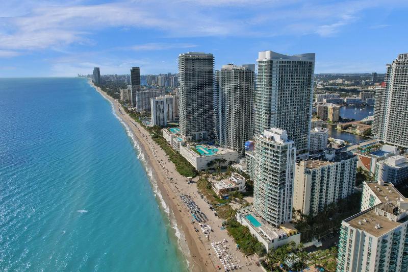 Luxury Beachfront Apartments 4001 S Ocean Dr - image 4