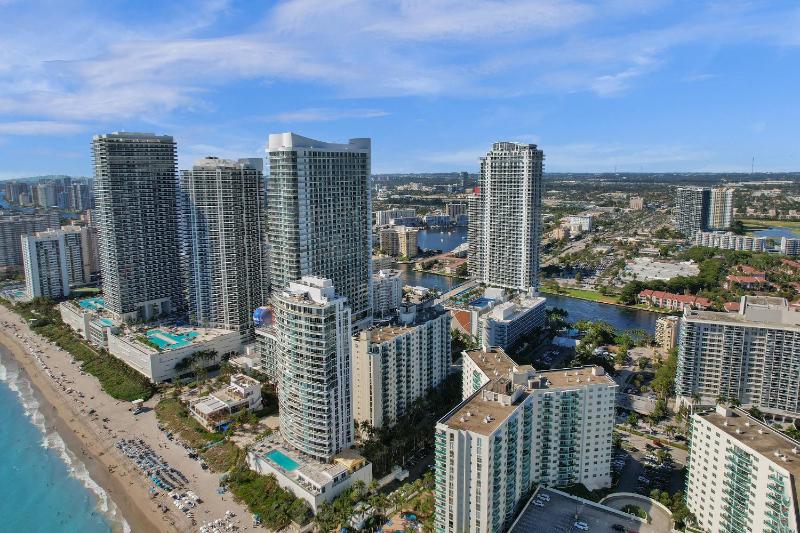 Luxury Beachfront Apartments 4001 S Ocean Dr - image 22