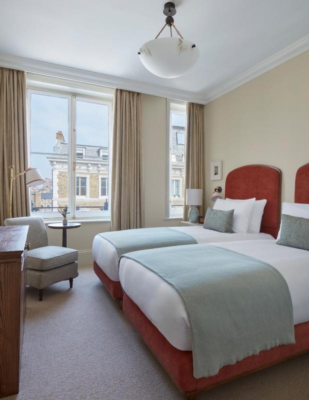 Twin Room image 3
