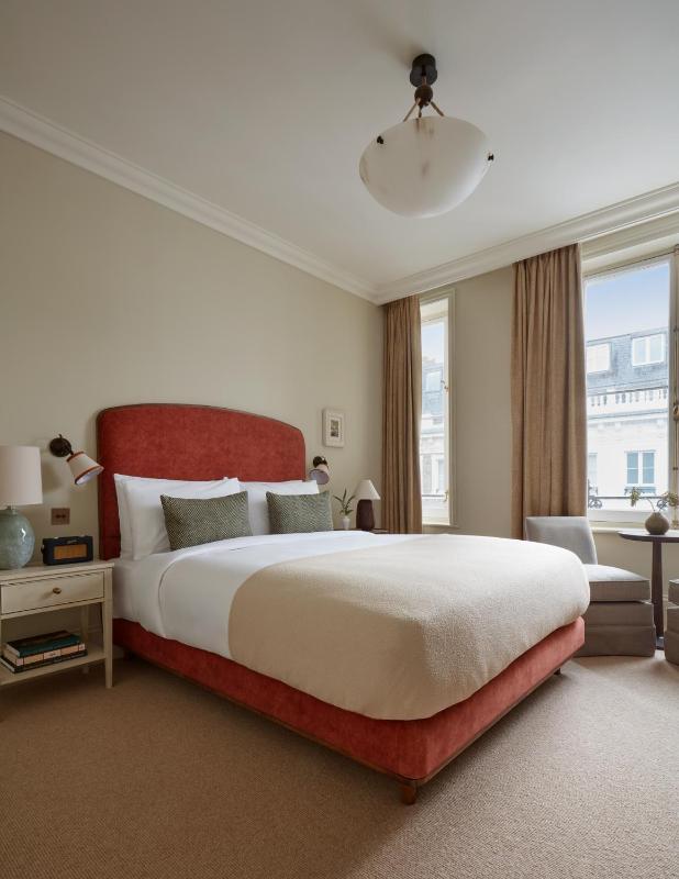 Superior King Room image 4