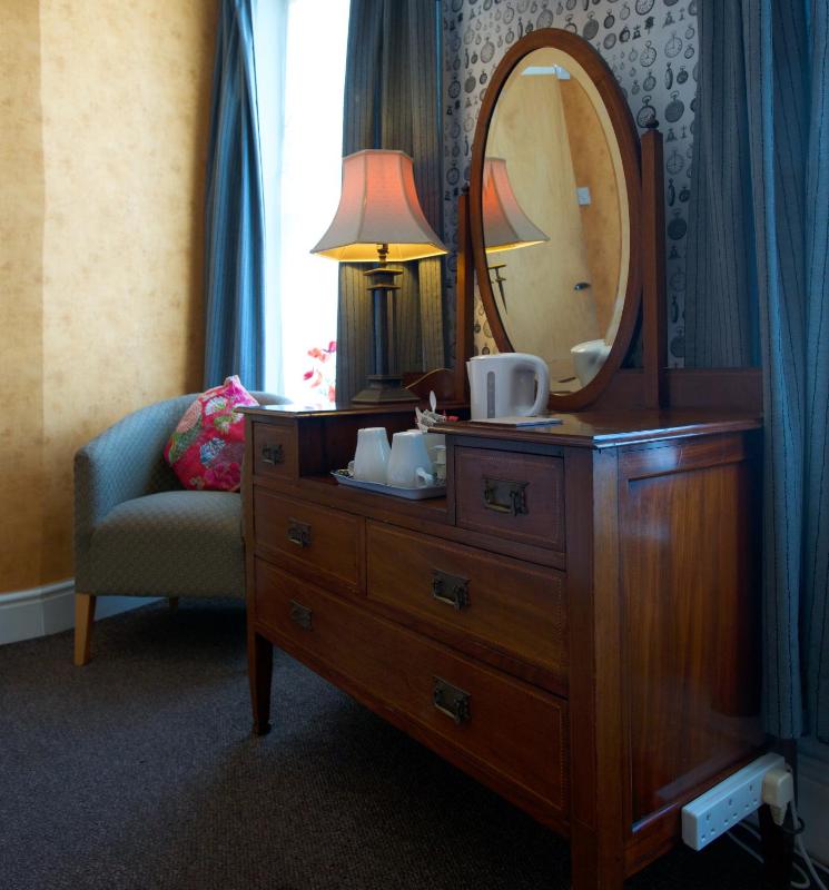 Twin Room with Private Bathroom image 1