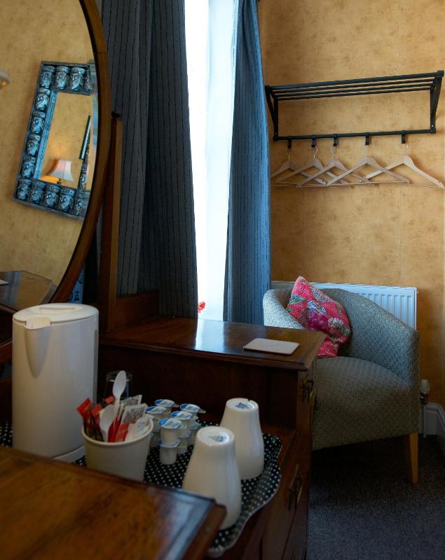 Twin Room with Private Bathroom image 4