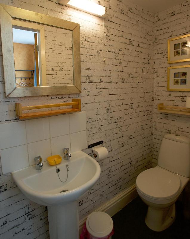 Twin Room with Private Bathroom image 3