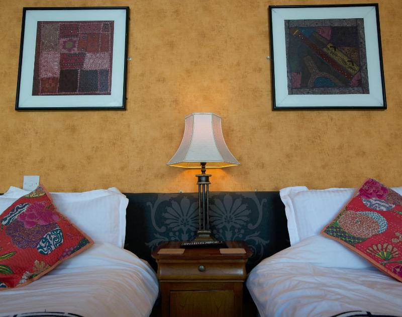 Twin Room with Private Bathroom image 2