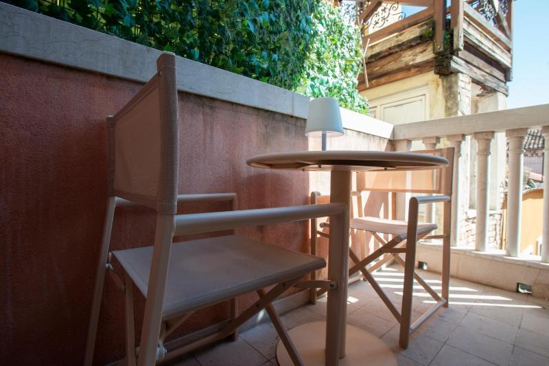 Superior Double Room with Balcony image 2