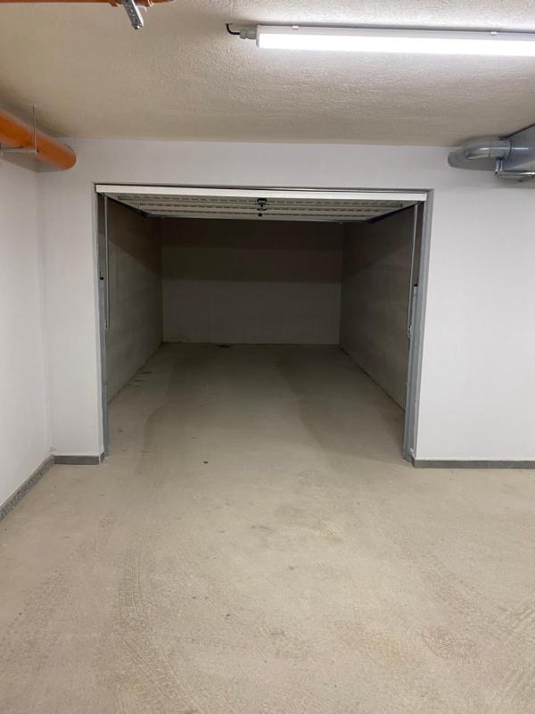 Madrid: A modern 2-bedroom apartment with parking - image 14
