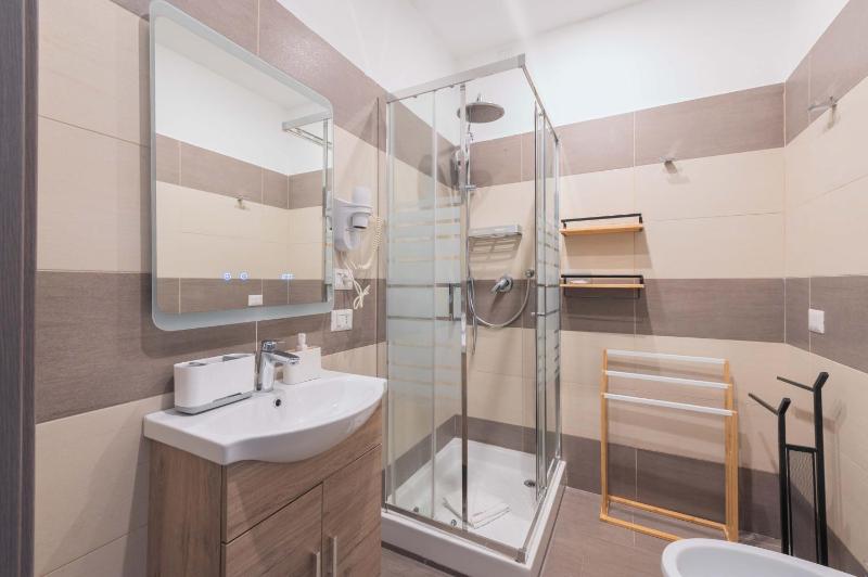 Standard Triple Room image 2