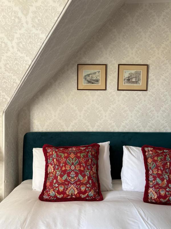 Superior King Room image 4