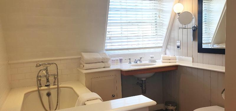 Deluxe Double or Twin Room with Sea View image 2