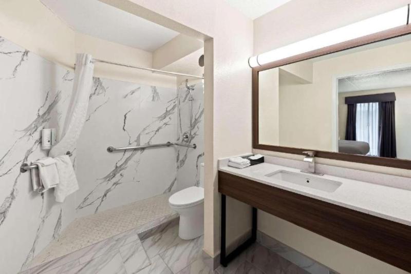 King Room with Roll-In Shower - Disability Access/Non Smoking image 2