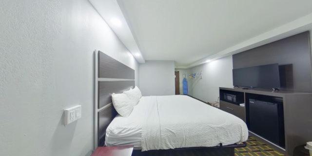 Business King Room - Non-Smoking image 3