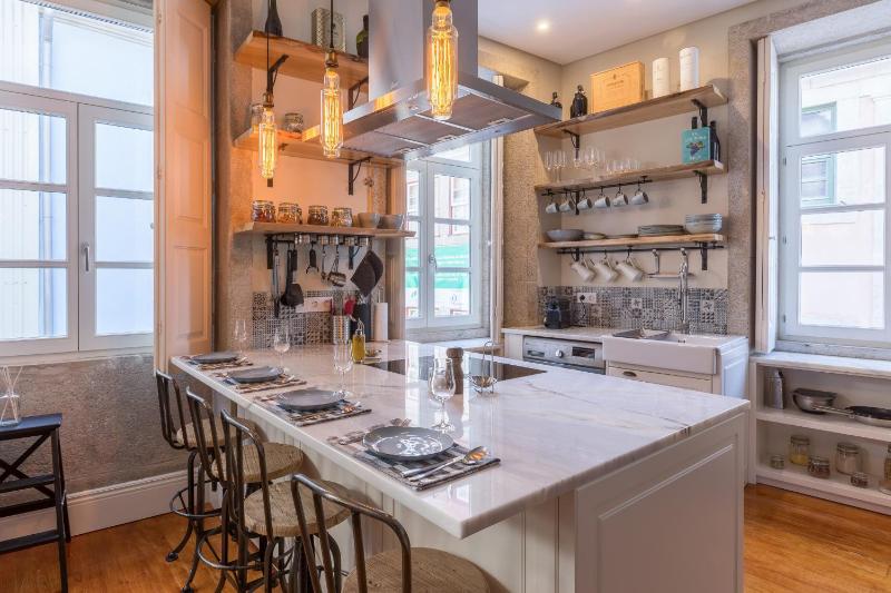 Stylish Downtown Porto Duplex 2BR Walk everywhere! - image 8