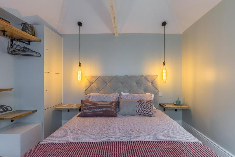 Stylish Downtown Porto Duplex 2BR Walk everywhere! - image 9