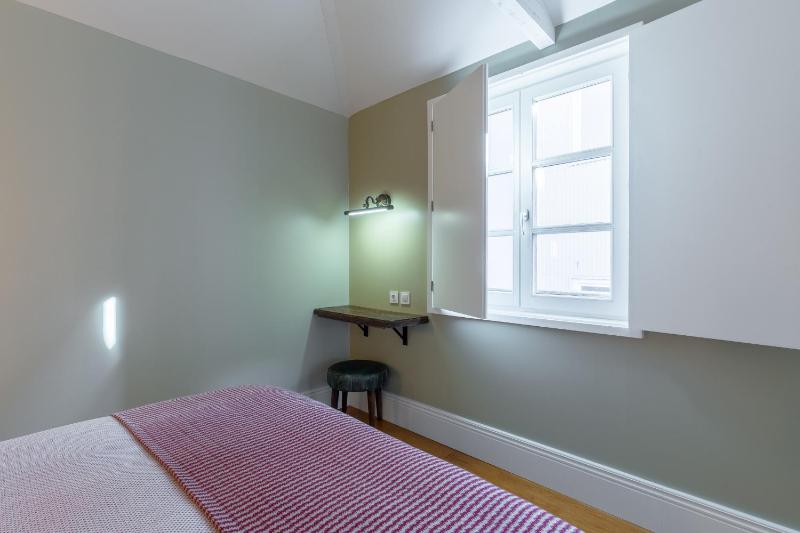 Stylish Downtown Porto Duplex 2BR Walk everywhere! - image 10