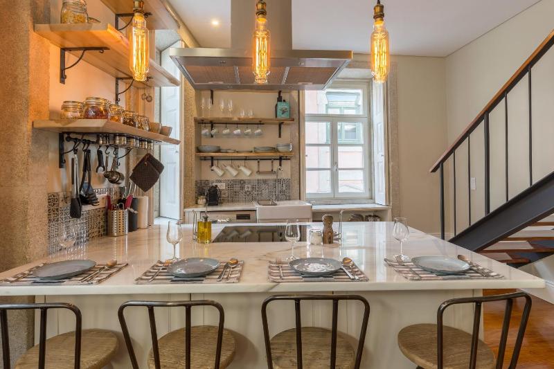 Stylish Downtown Porto Duplex 2BR Walk everywhere! - image 16