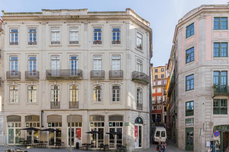 Stylish Downtown Porto Duplex 2BR Walk everywhere! - image 5