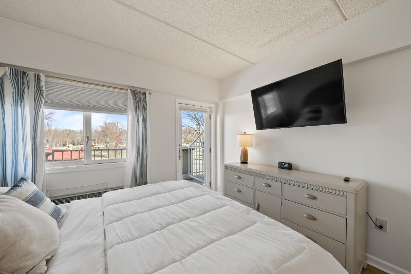 King Room with Sofa Bed - Park View image 4