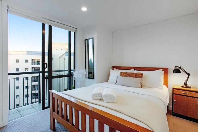 Cityscape Delight with Skyline View - Free Parking - image 10