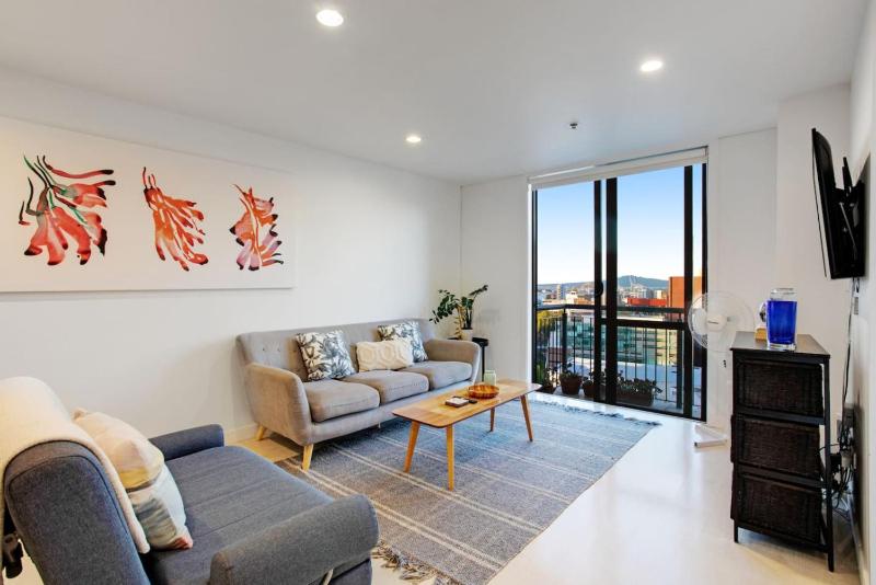 Cityscape Delight with Skyline View - Free Parking - image 15