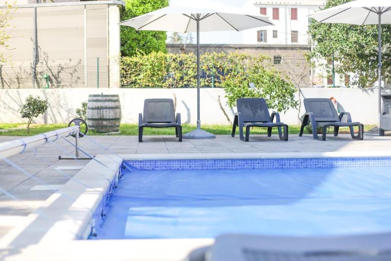 Apartment with Pool View  image 1