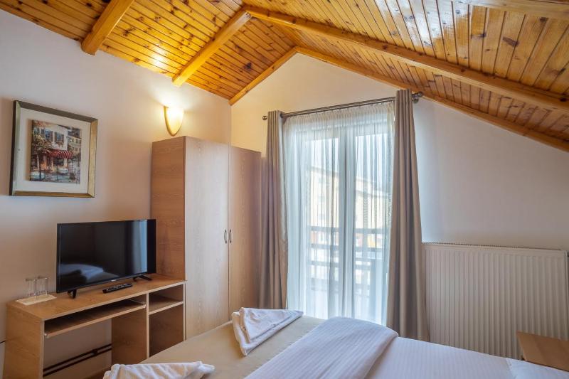 Triple Room with Balcony image 3