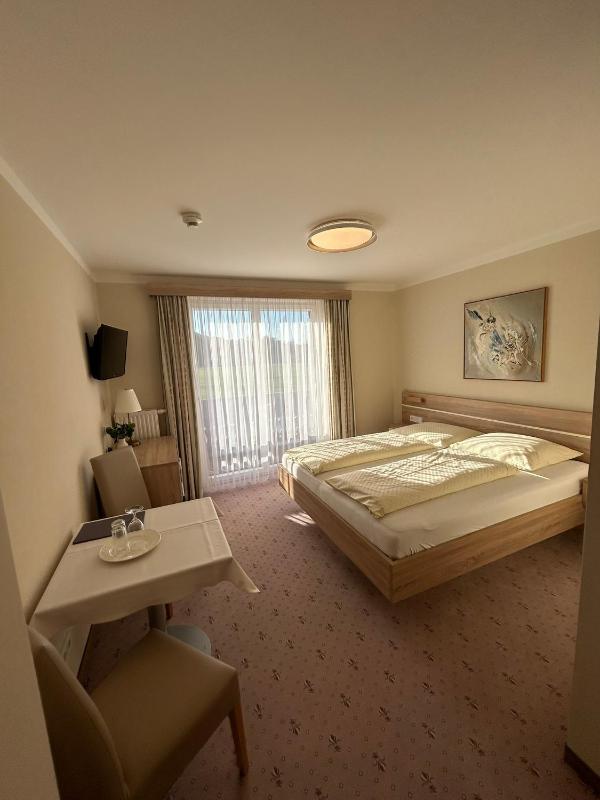 Basic Double Room image 3