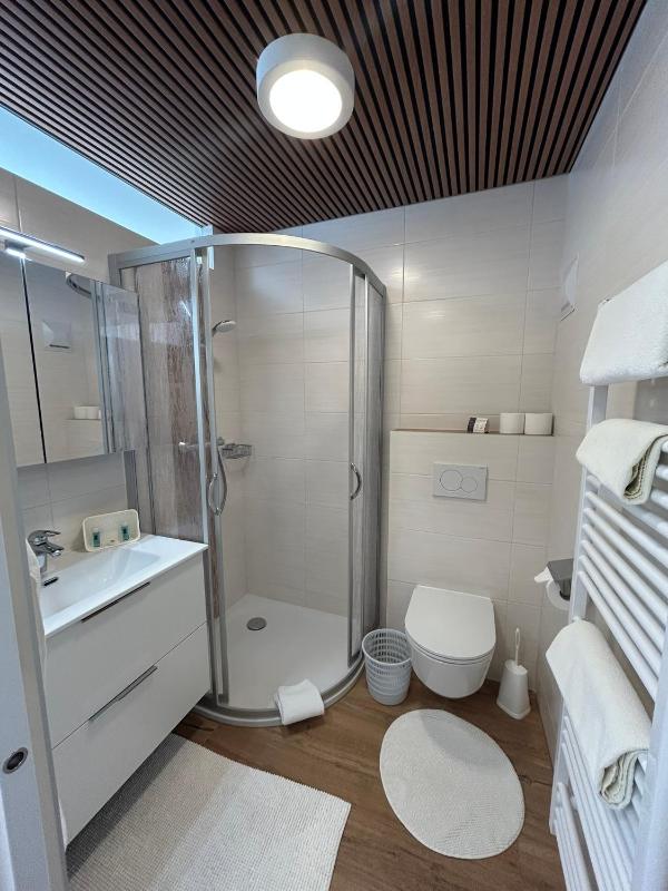 Basic Double Room image 2
