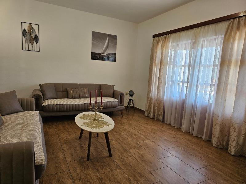 Luxury One-Bedroom Apartment image 2