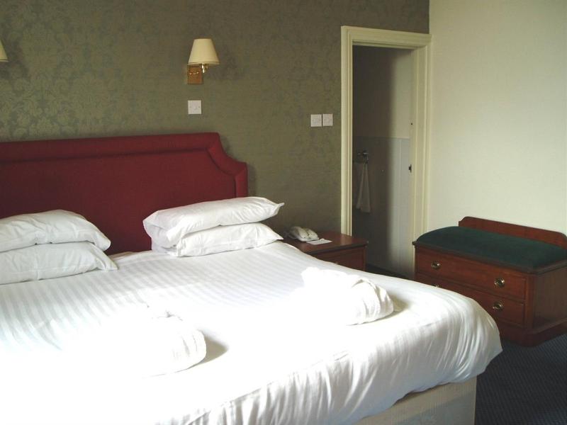 Twin Room with Private Bathroom image 1