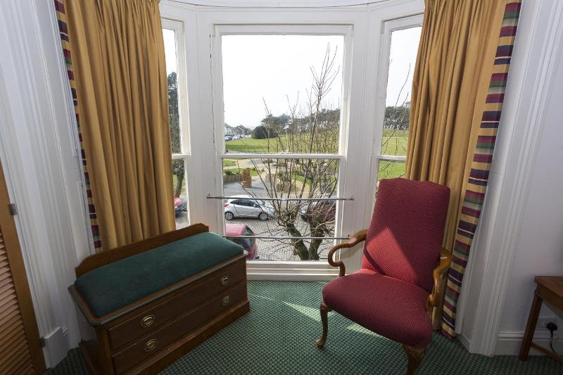 Twin Room with Private Bathroom image 2