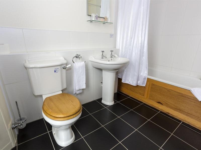 Twin Room with Private Bathroom image 3