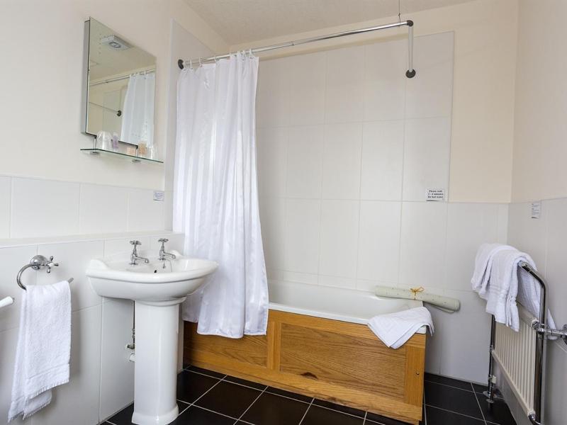 Twin Room with Private Bathroom image 4