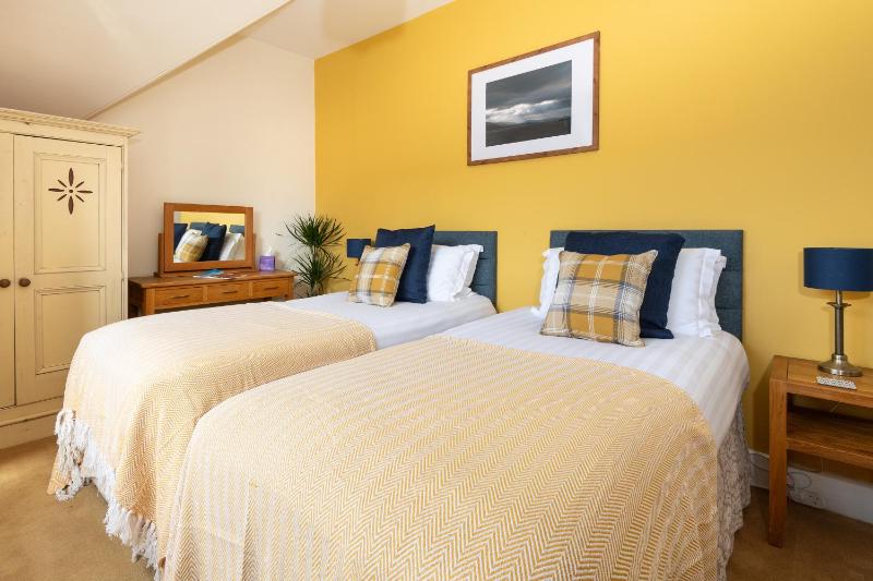 Large Double Room image 4