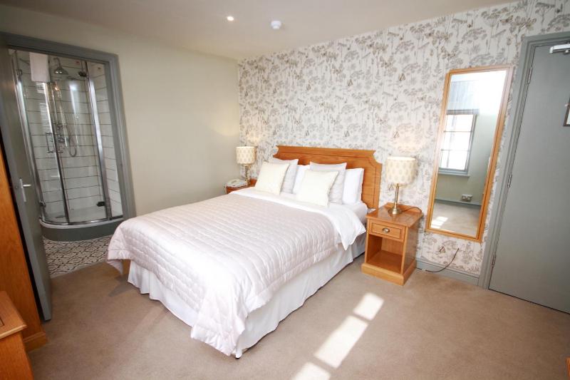 Double Room Ensuite image 3