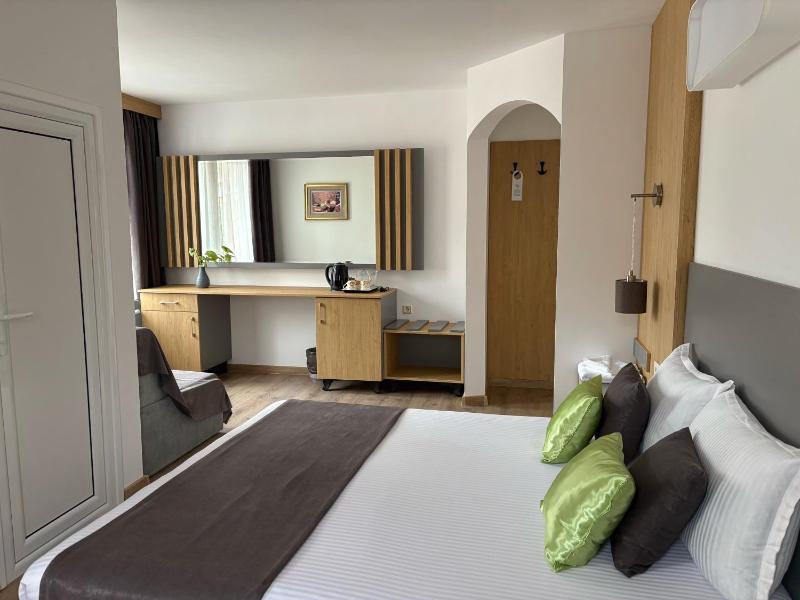 Deluxe Double Room (2 Adults + 1 Child) image 4